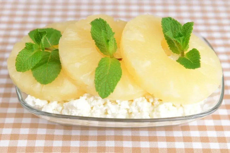 Pineapple cottage cheese with lime