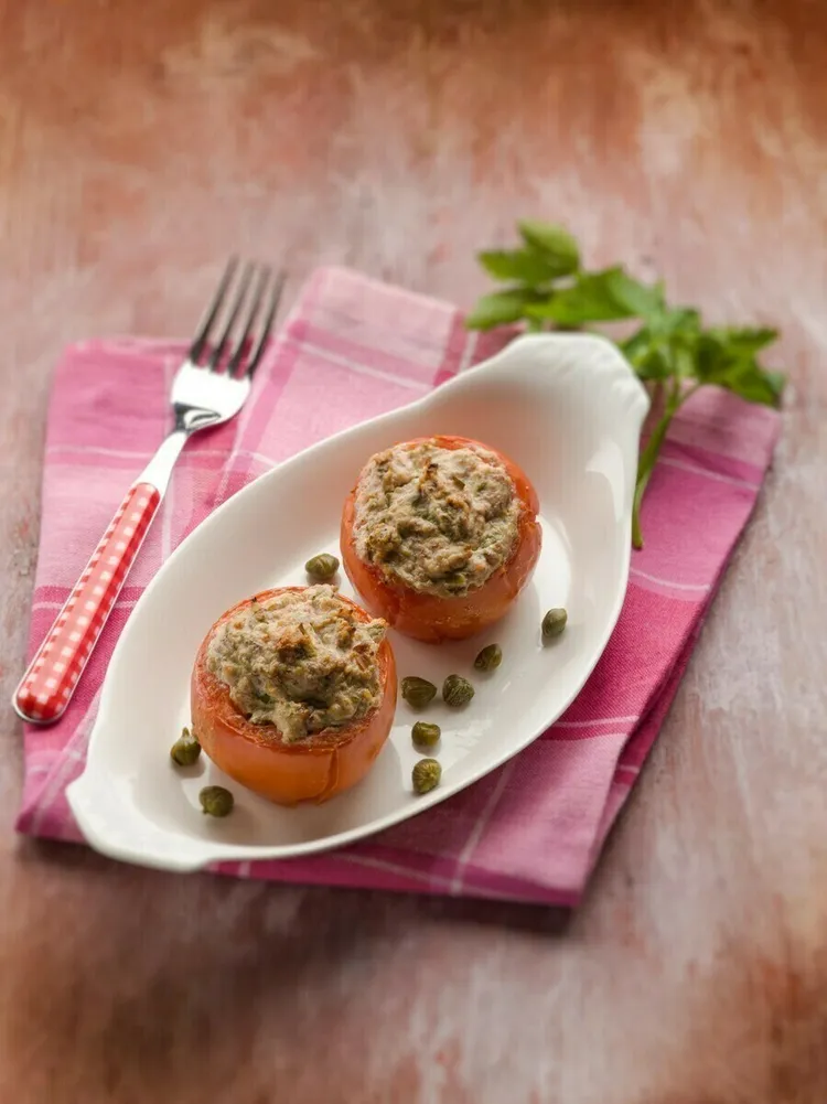 Tuna-stuffed tomatoes with dill and onion