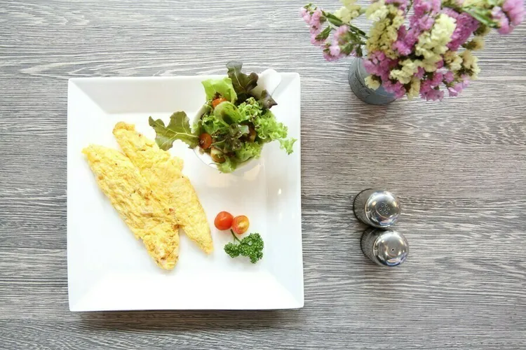 Turkey and veggie egg white omelet