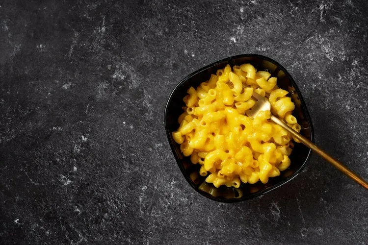 Vegan mac and 'cheeze' with almond milk, yeast and spices