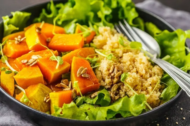 Vegan protein squash bowl with quinoa, lentils and tomatoes