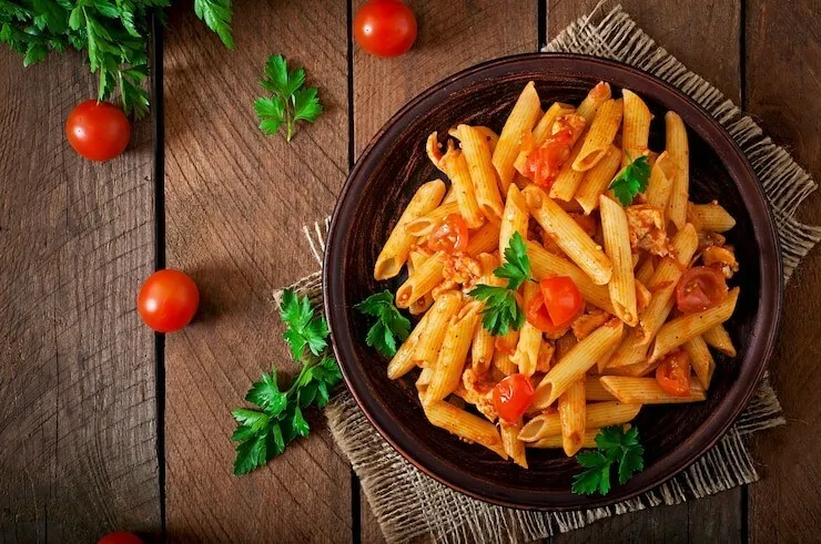 Vegan tomato, onion and garlic whole-wheat pasta