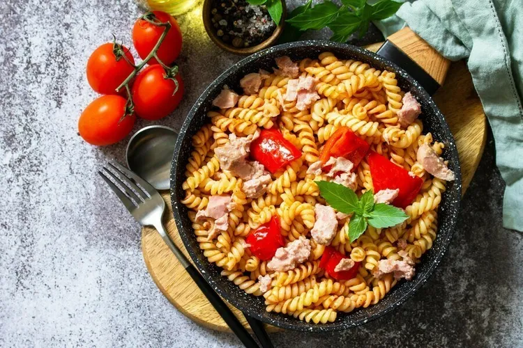 Veggie-tuna macaroni with mustard and olive oil