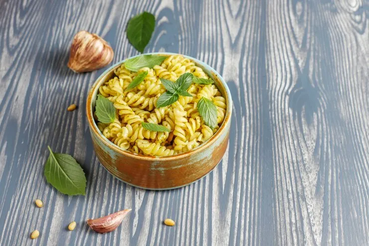 Zucchini pasta with carrots, tomatoes and garlic