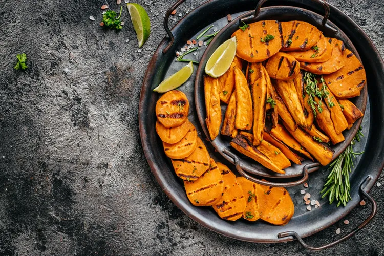 Curried baked carrot chips