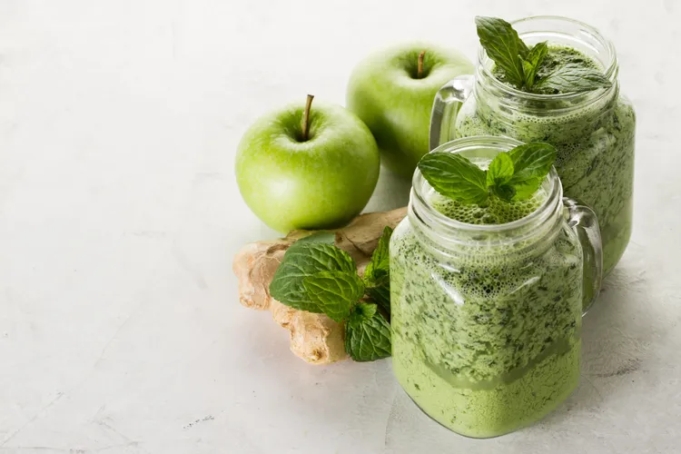 Ginger, apple and mint green smoothie