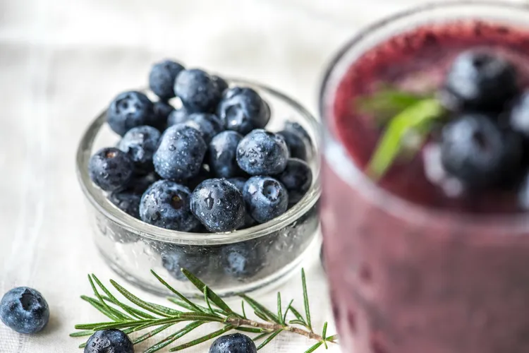 Pomegranate, blueberry and spinach smoothie