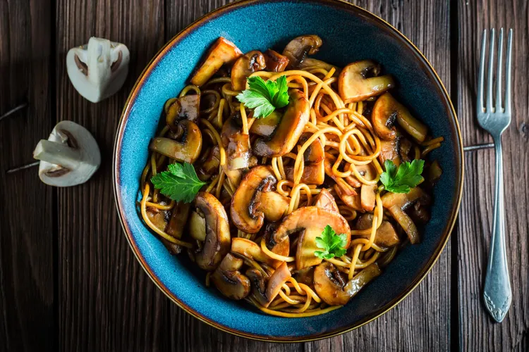 Spaghetti with mushrooms, garlic and oil
