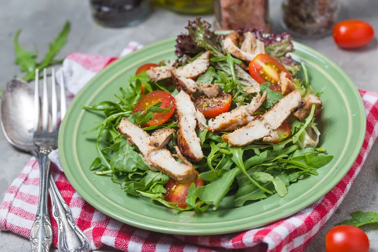 Tomato and arugula salad with grilled steak and mushrooms