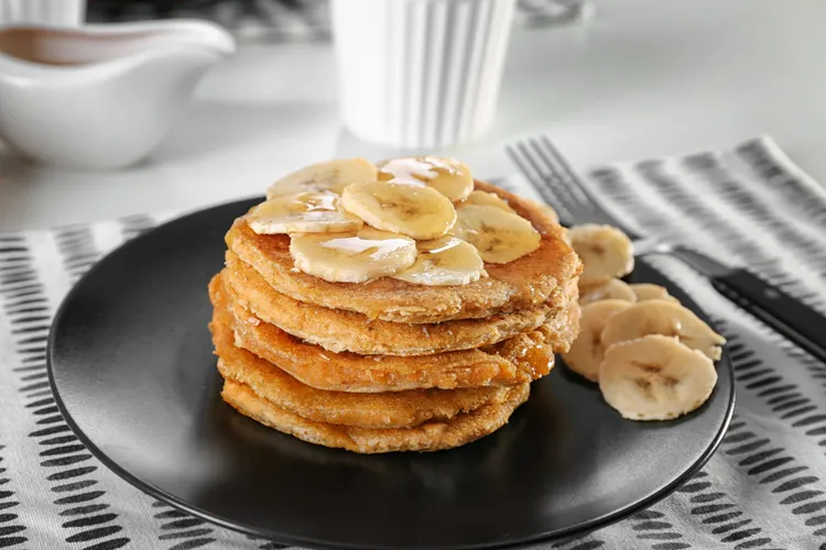 Banana and vanilla wholemeal pancakes