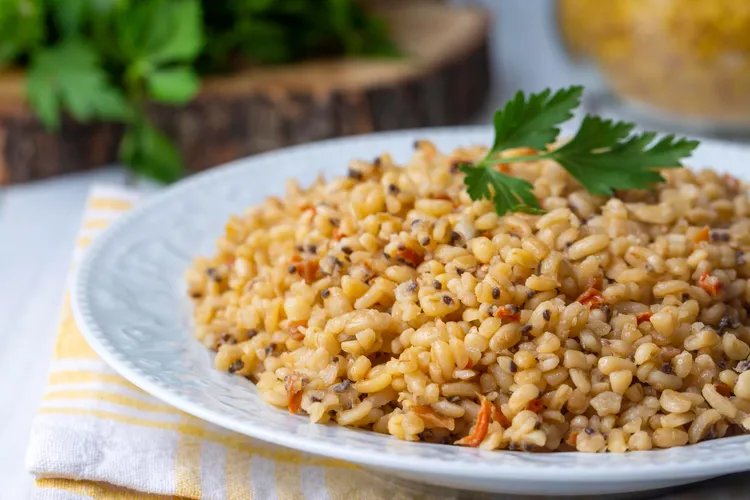 Bulgur with apricots and almonds