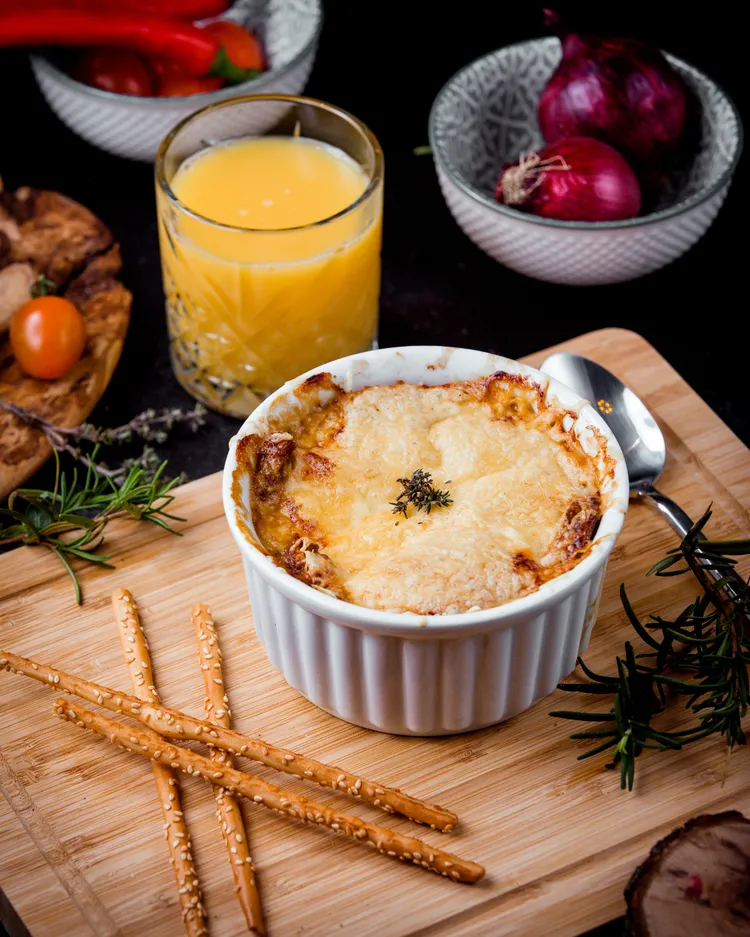 Onion soup with pastry crust