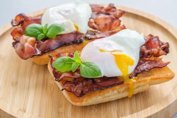 Poached egg and crispy prosciutto toast