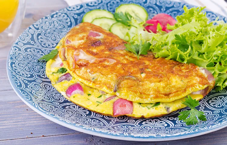 Ricotta pancakes with spinach, red onion & feta