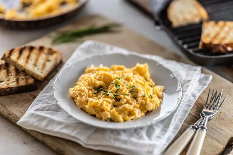 Scrambled eggs with onion flakes