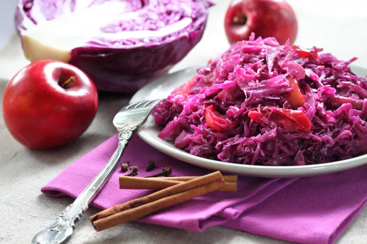 Spiralized apple and cabbage slaw
