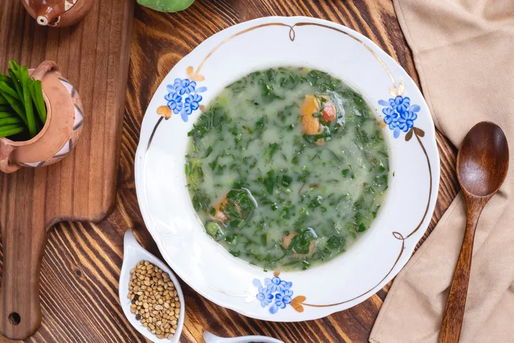 Vegan creamy spinach and artichoke soup