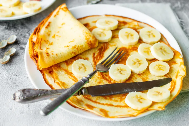 Wholemeal crepes with caramel bananas