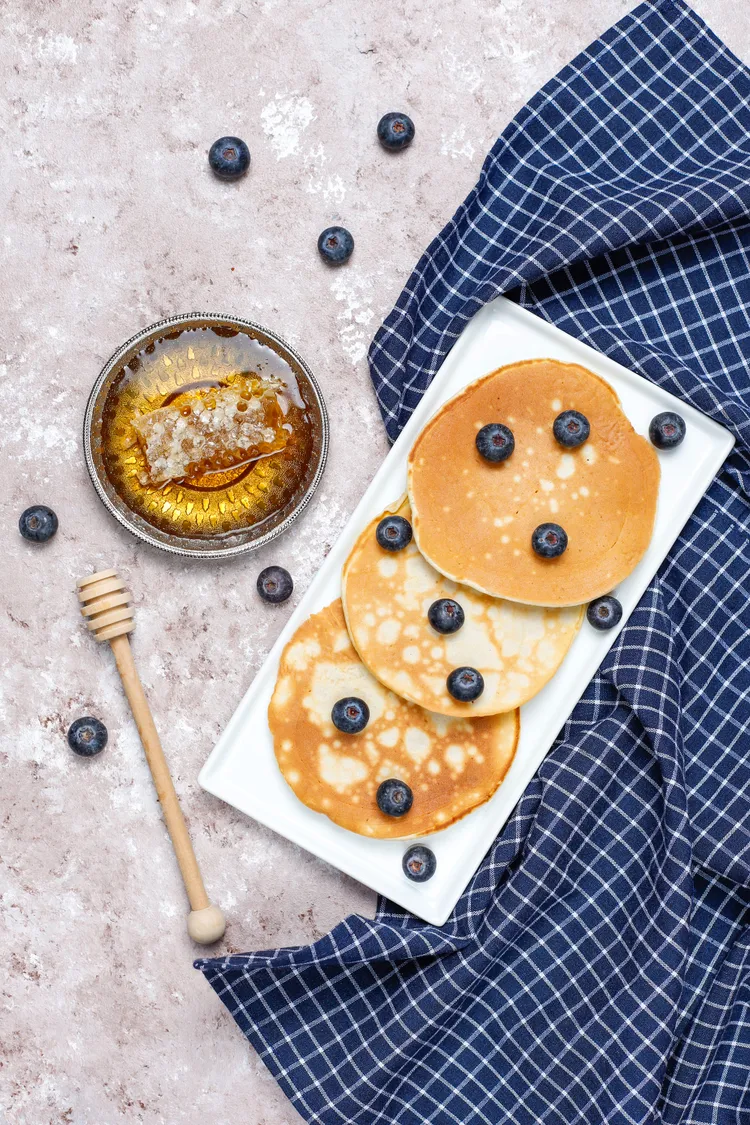 Wholemeal pancakes with blueberries, ricotta and honey