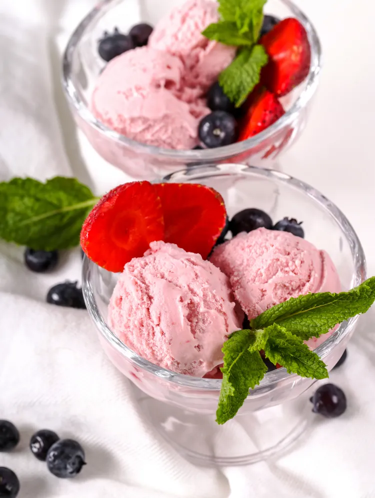 5-ingredient berry and ricotta ice-cream