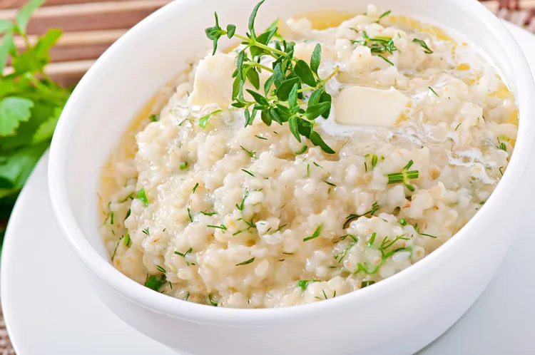 Creamy rice with vegetables and almonds
