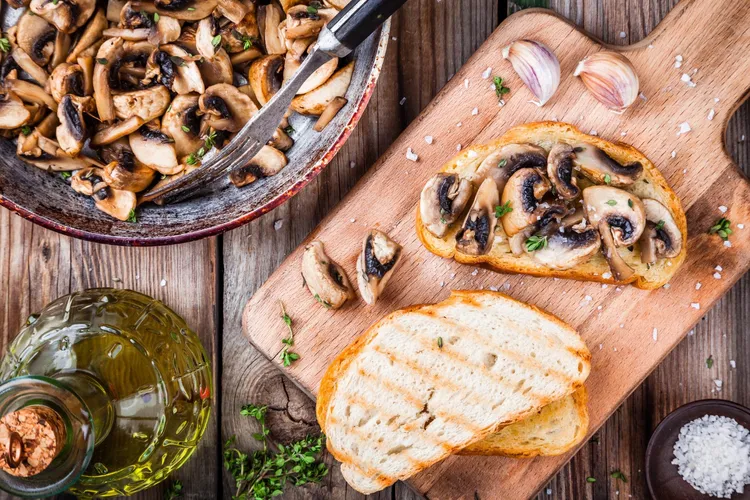 Garlic mushrooms with toasted baguette