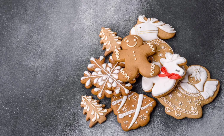 Gingerbread wreath and biscuits