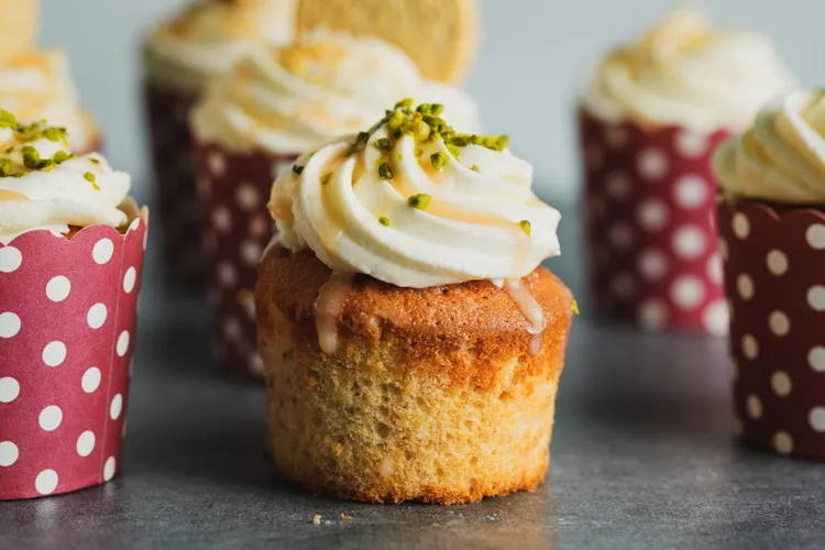 Little spice cakes with glace ginger cream