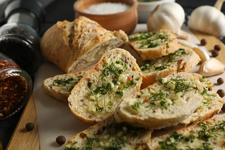 Parsley pesto garlic breads