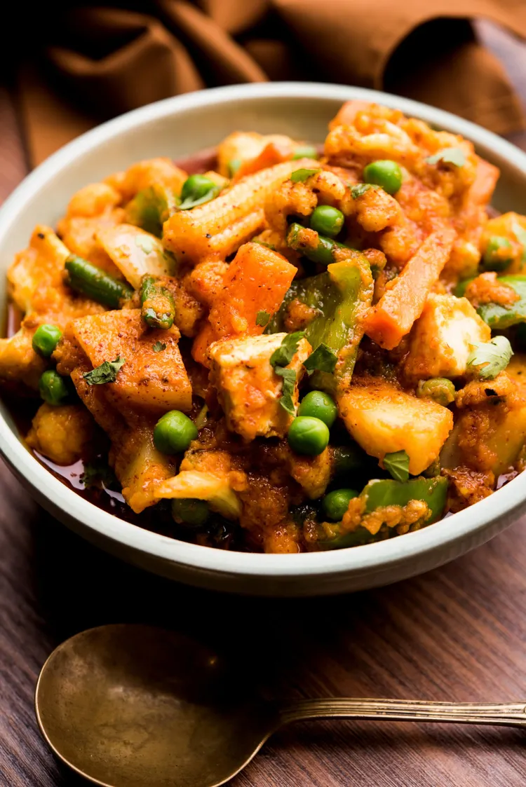 Spicy vegetables with cornbread