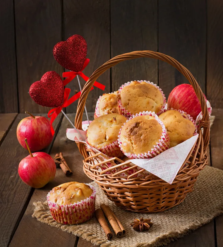 Basic cinnamon apple muffins