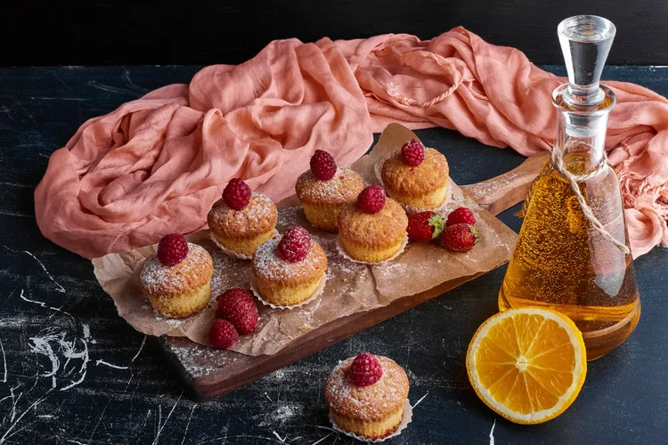 Mini lemon and raspberry cakes