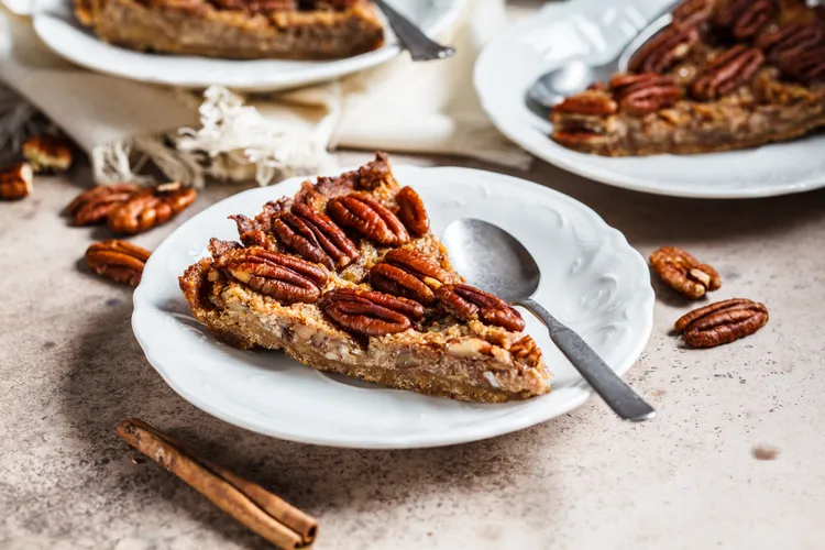 Banana cakes with toffee pecans
