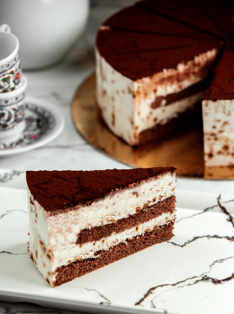 Chocolate vanilla cream cakes
