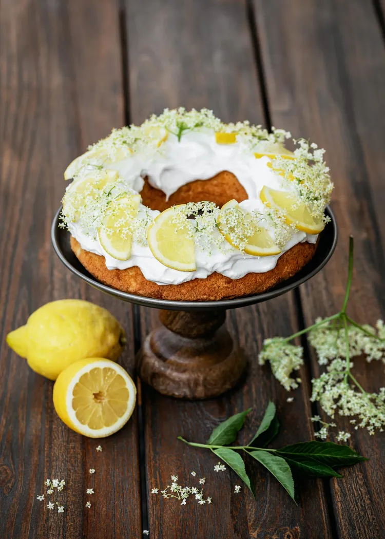Lemon curd cake