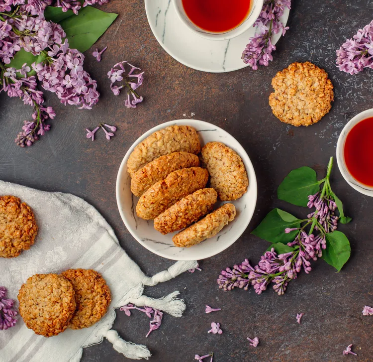 Rosemary & oat biscuits with cheese