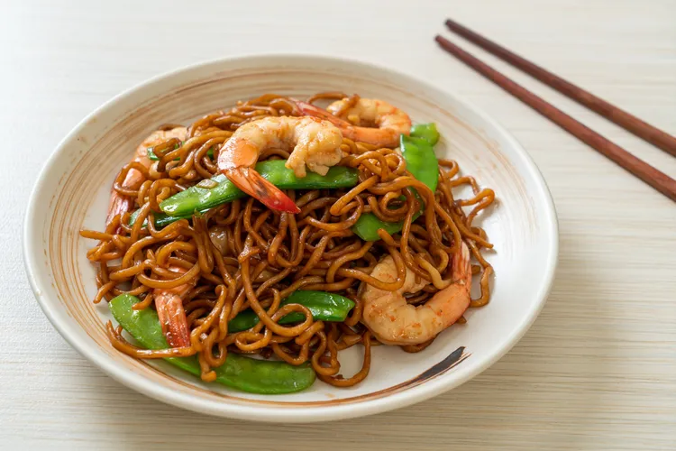 Shrimps with soba noodles and beans
