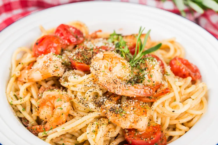 Spaghetti with shrimps and feta