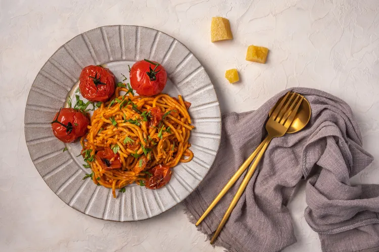 Spaghetti with sun-dried tomatoes, garlic and chilli