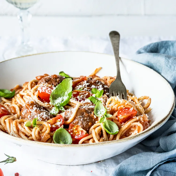 Spaghetti with tomato, capers, basil and ricotta