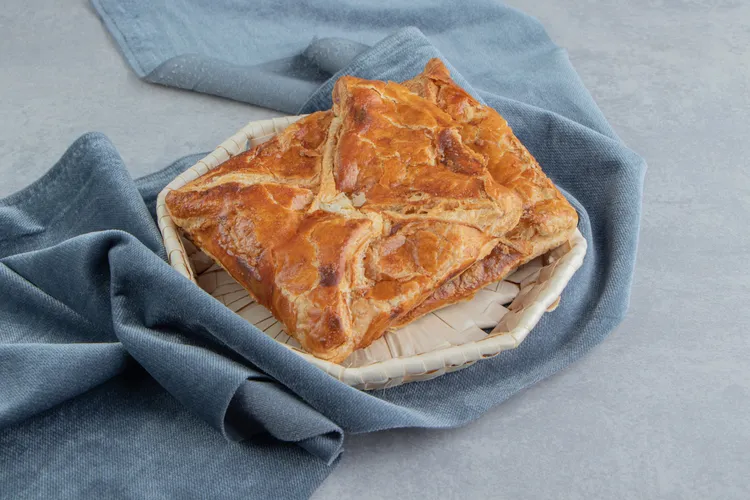 Beef and red wine pies with puff pastry
