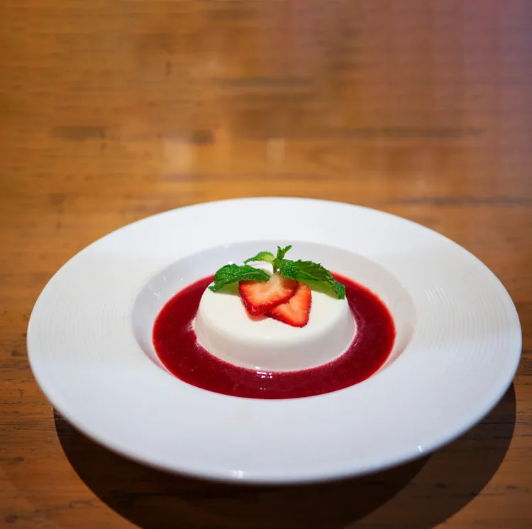 Yoghurt panna cotta with black pepper strawberries