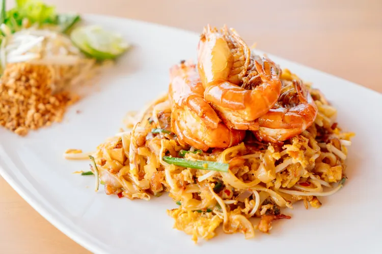 Caramel shrimps with herbed rice noodles
