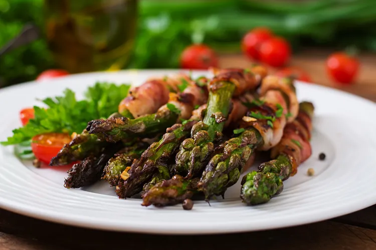Chargrilled prosciutto asparagus with pesto dressing