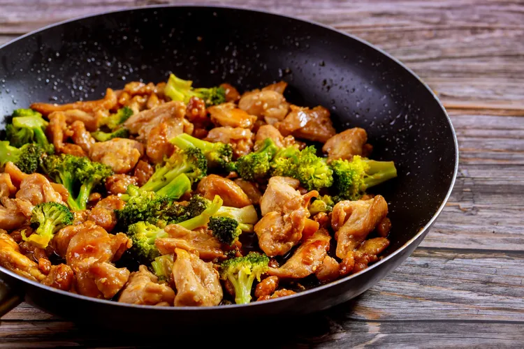 Chicken stir-fry with cashews, chilli and broccoli
