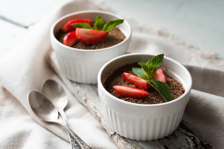 Egg-free chocolate custards with honey strawberries