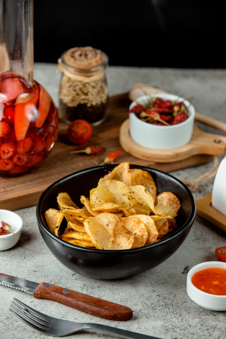 Oven-baked chips with chilli & thyme
