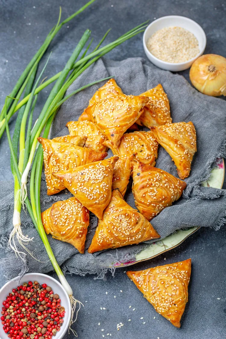 Pastry bites with cheese and sesame