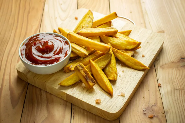 Potato wedges with sweet chilli dipping sauce