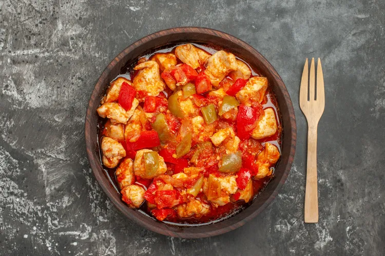 Spiced chicken & capsicum stir-fry with naan